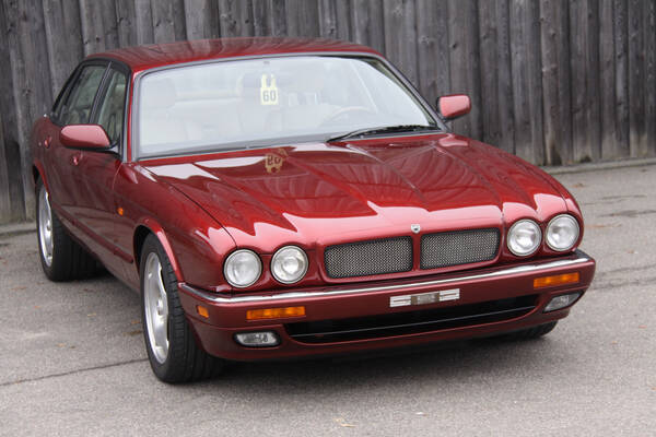 Jaguar X300 XJR